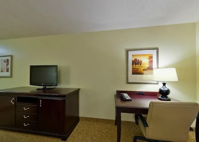 Country & By Radisson, Marion, Il 5*