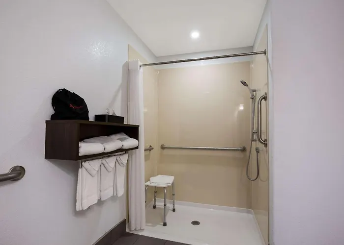 Country & By Radisson, Marion, Il 5* Marion