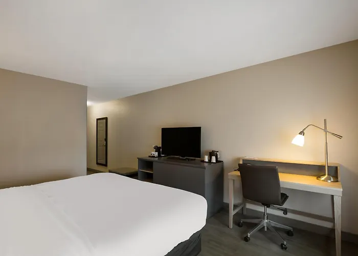 Country & By Radisson, Marion, Il 5* Marion