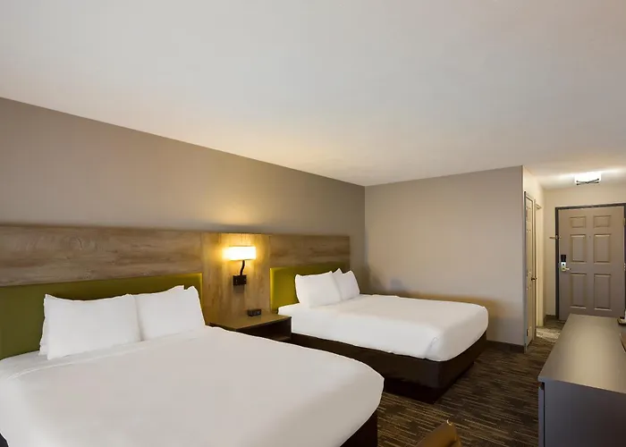Country & By Radisson, Marion, Il 5*