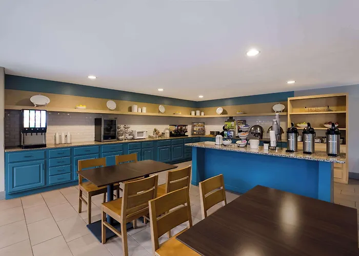 Country & By Radisson, Marion, Il 5*