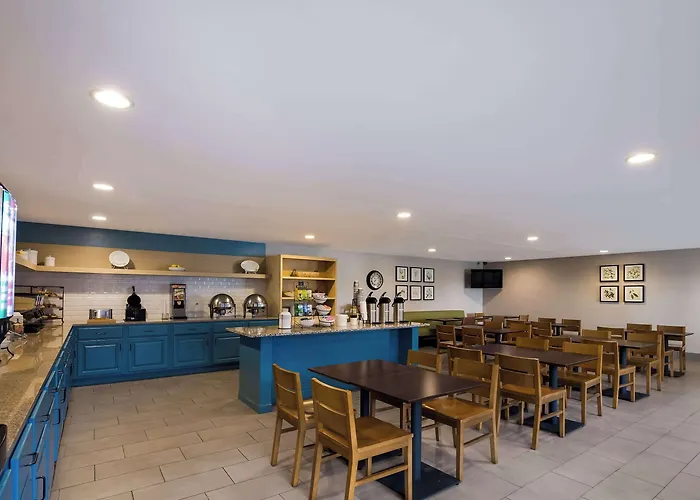 Country & By Radisson, Marion, Il 5*