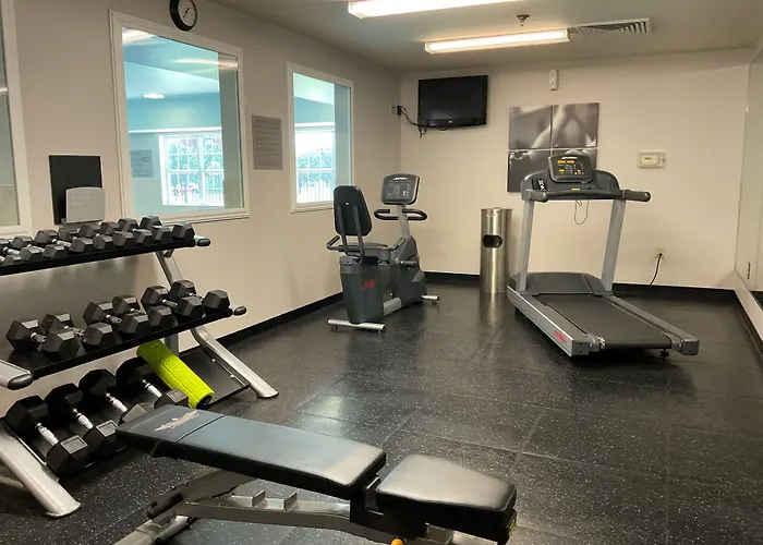 Country & By Radisson, Marion, Il 5*