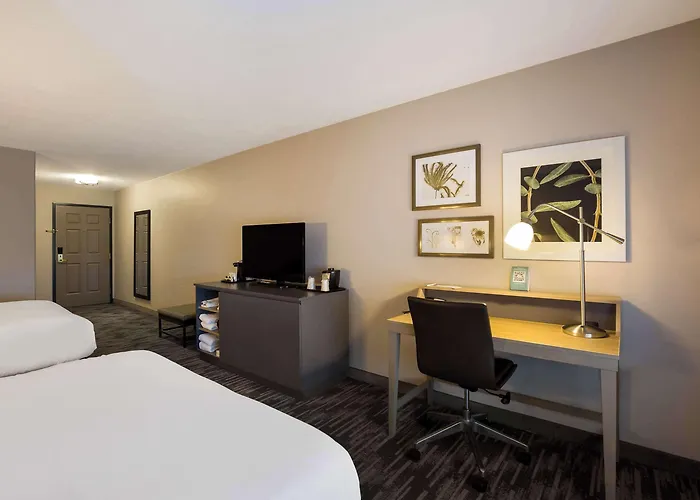 Country & By Radisson, Marion, Il 5* Marion